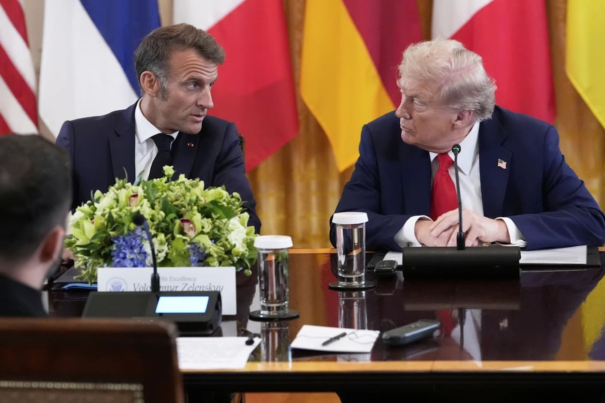 El presidente de Francia, Emmanuel Macron (izquierda), y el presidente Donald Trump conversan durante una reunión en la Sala Este de la Casa Blanca con el presidente ucraniano, Volodymyr Zelenskyy, el lunes 18 de agosto de 2025, en Washington. | Crédito: AP/Alex Brandon