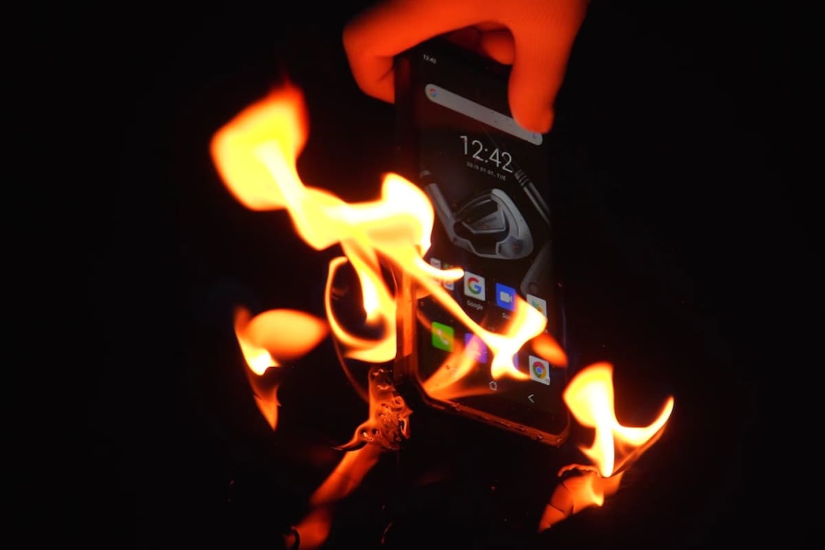 Celular le explota en la cara mientras intentaba arreglarlo
