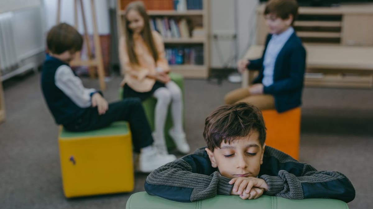 Psicólogos señalan que la falta de elogios durante la infancia moldea adultos autosuficientes que no dependen de la aprobación ajena, aunque esto puede generar rigidez emocional y rechazo a los halagos