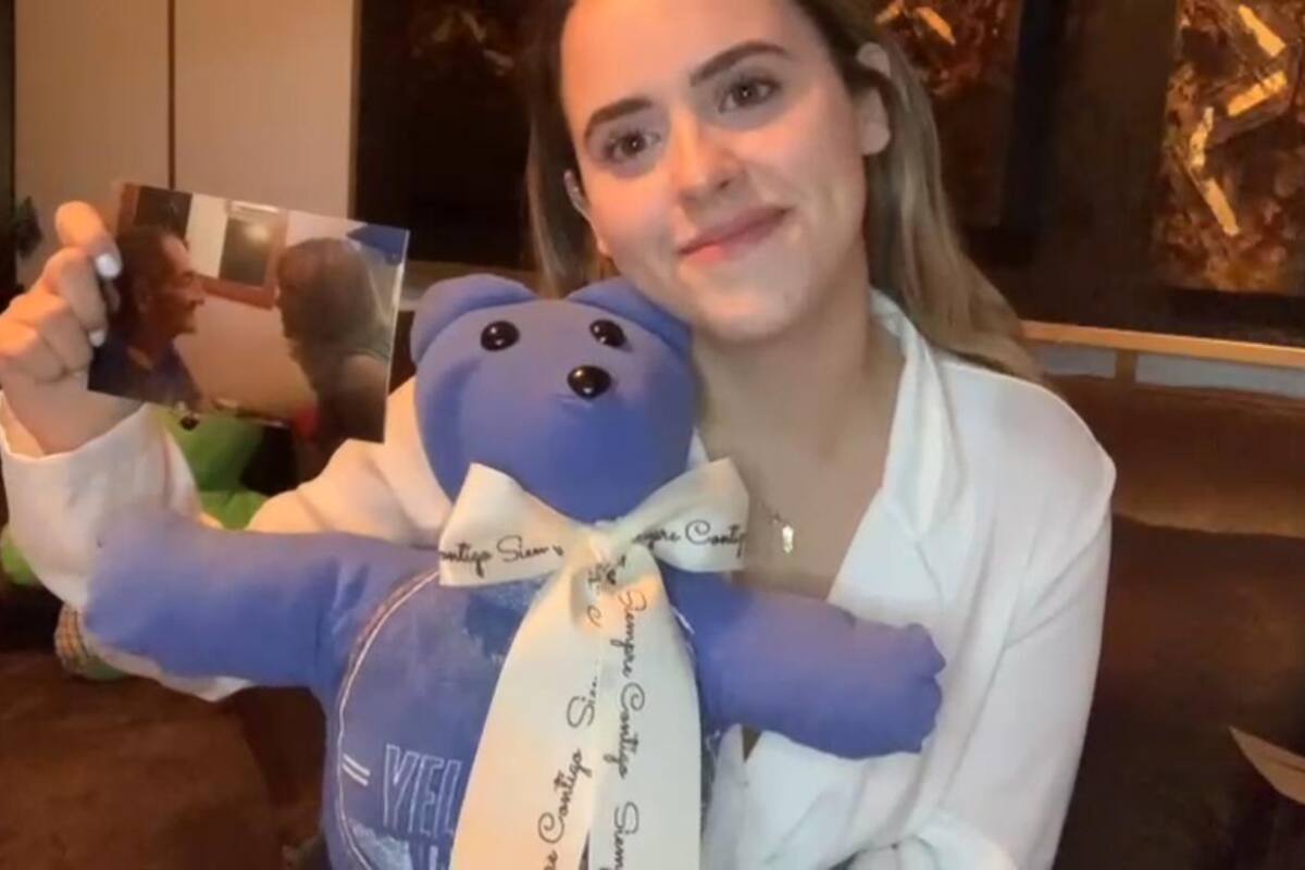 Con ropa de personas fallecidas, crea muñecos y mantiene vivo el recuerdo
