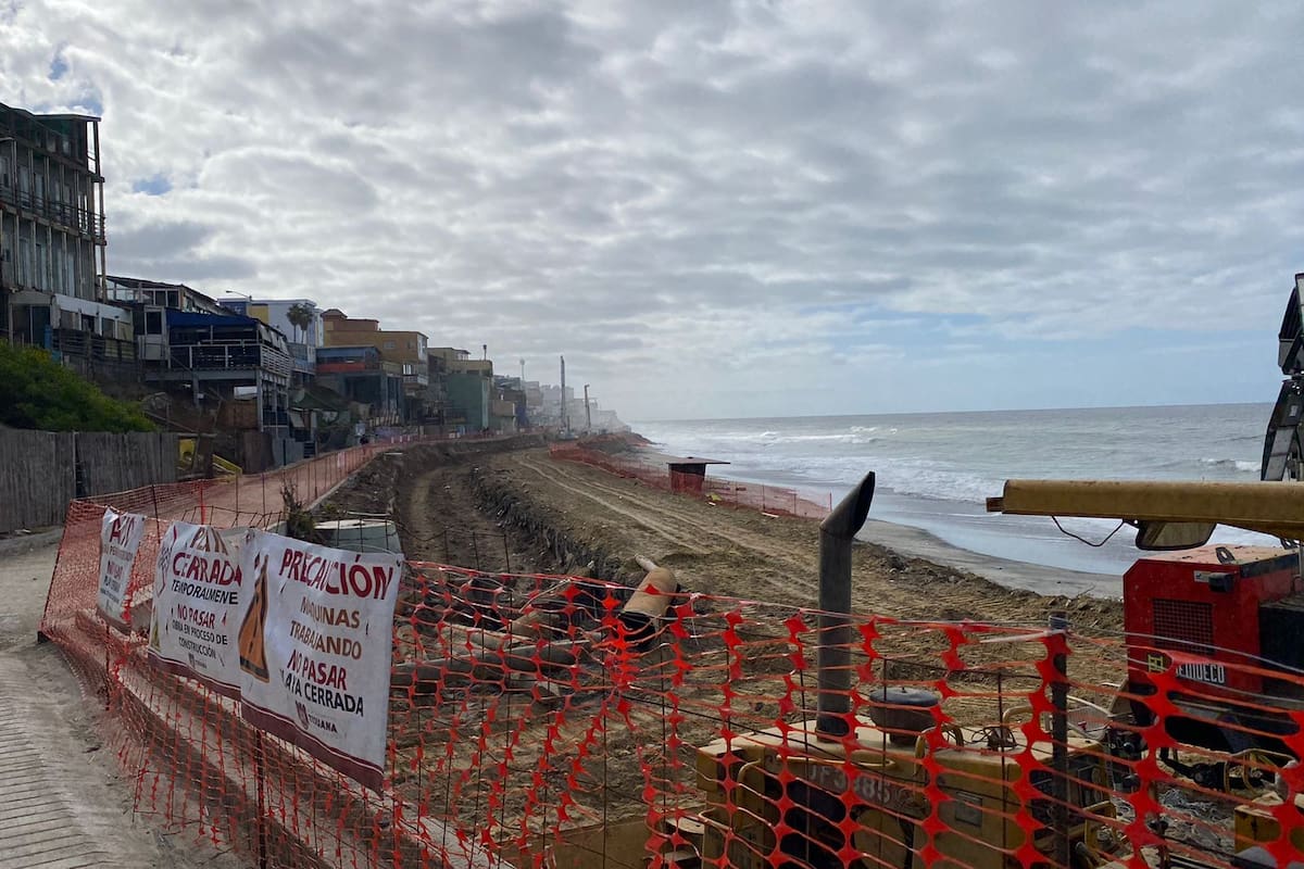 Mantienen cerradas playas por marea alta y obra suspendida