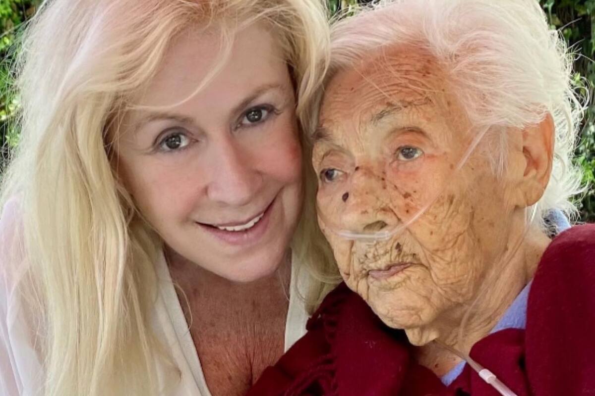 Hospitalizan a la abuela de Laura Zapata y Thalía