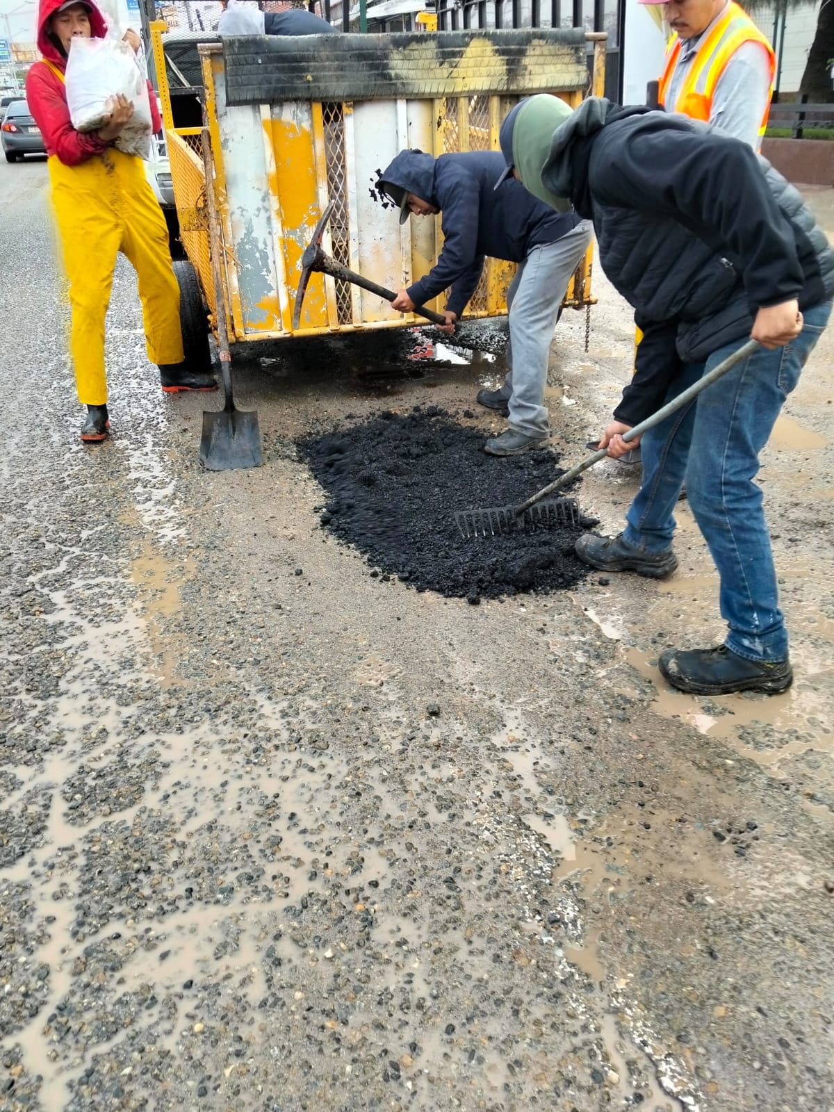 Servicios Urbanos inició trabajos con material especial para atender los baches en los bulevares más afectados. Foto: Carmen Gutierrez