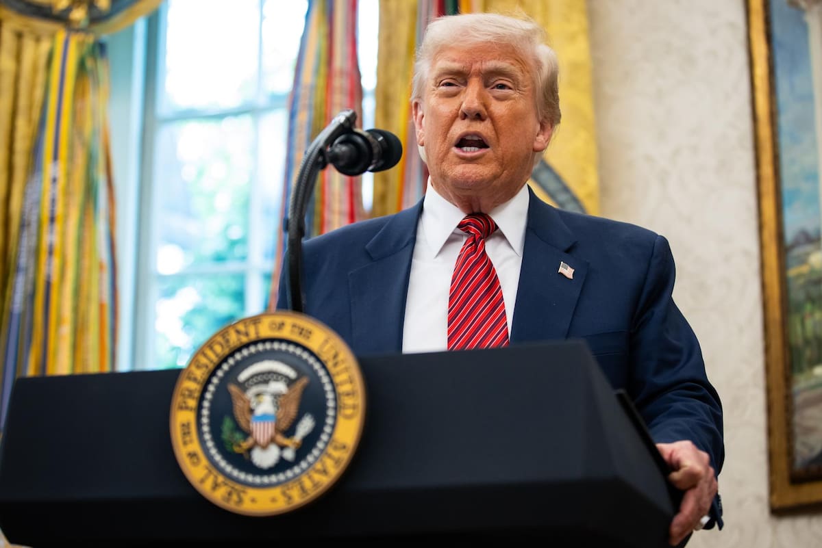 Washington (Estados Unidos), 07/05/2025.- El presidente de Estados Unidos, Donald Trump, habla antes de que el exsenador estadounidense David Perdue (no aparece en la imagen) tome protesta como embajador de Estados Unidos ante la República Popular China, durante una ceremonia en el Despacho Oval de la Casa Blanca en Washington, DC, Estados Unidos, el 7 de mayo de 2025. | Crédito: EFE/EPA/SAMUEL CORUM / POOL.