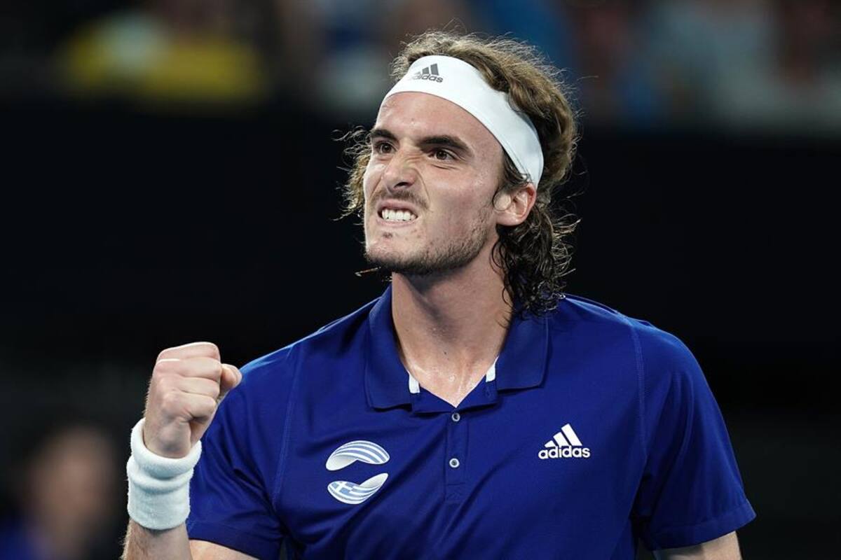 Stefanos Tsitsipas estrella su raqueta, roza a su padre y su madre le regaña