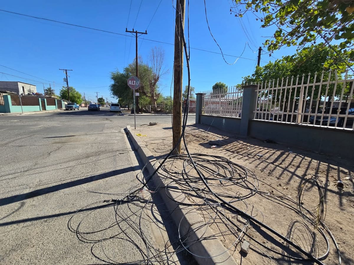 El Ayuntamiento de Mexicali analiza la aplicación de multas a empresas de telecomunicaciones y servicios que mantengan cableado en desuso en la vía pública, con el objetivo de mejorar la imagen urbana y reforzar el cumplimiento de la normativa municipal. Foto: Said Morones