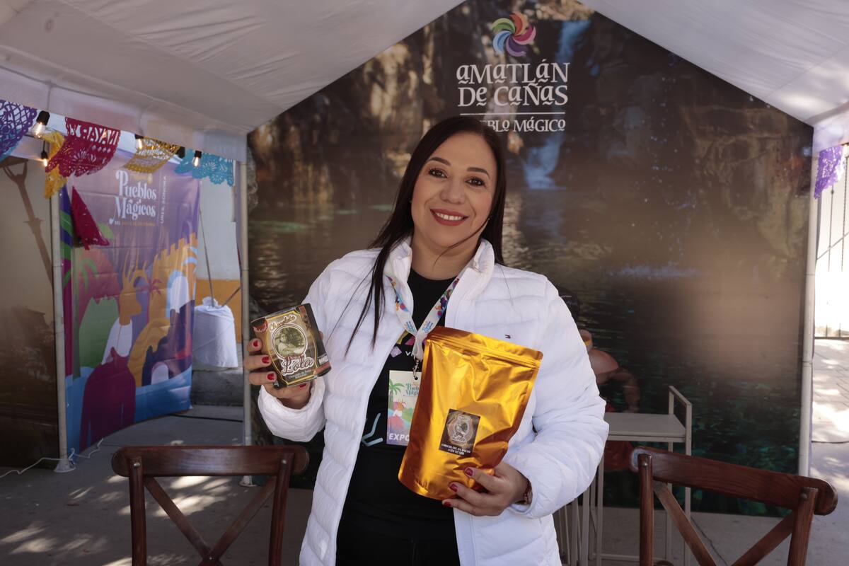 En el stand de Amatlán de Cañas Erika Barocio explica la importante producción de cacahuate y chocolate del lugar.