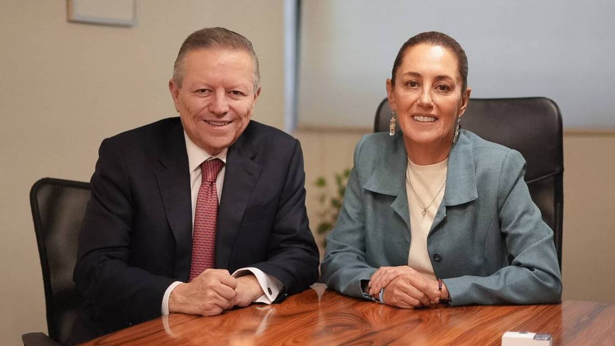 Luego de presentar su renuncia como ministro de la Corte, Arturo Zaldívar se tomó una foto con Claudia Sheinbaum (2023)