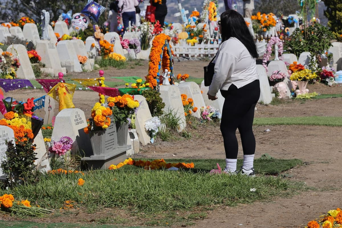 Los visitantes decoraron las tumbas con flores de cempasúchil y música de mariachis para recordar a sus seres queridos. Foto: Sergio Ortiz