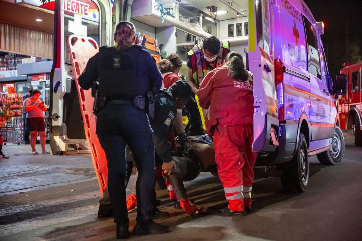 Cae uno de segundo piso de local en Garita San Ysidro
