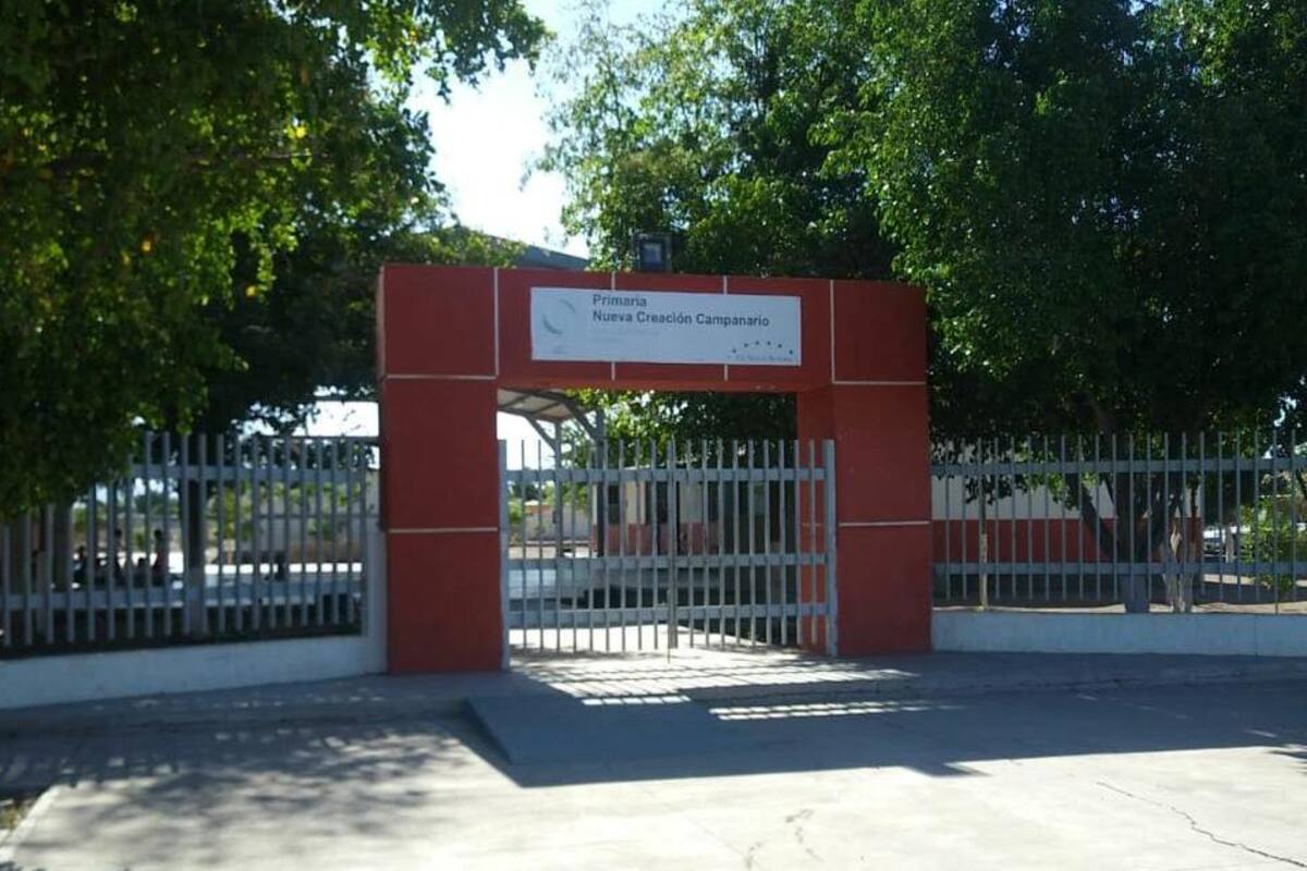 Niños toman clases en cancha cívica; tienen una semana sin luz