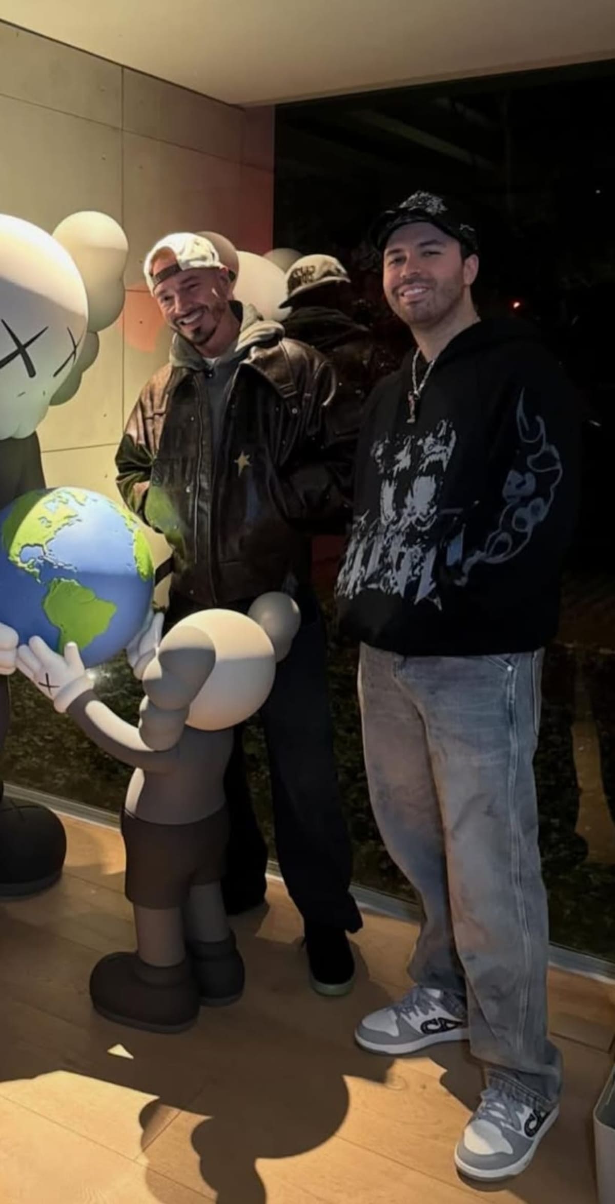 El cantante destacó que el éxito del diseñador no es casualidad, sino resultado de su visión y constancia. Foto: Redes