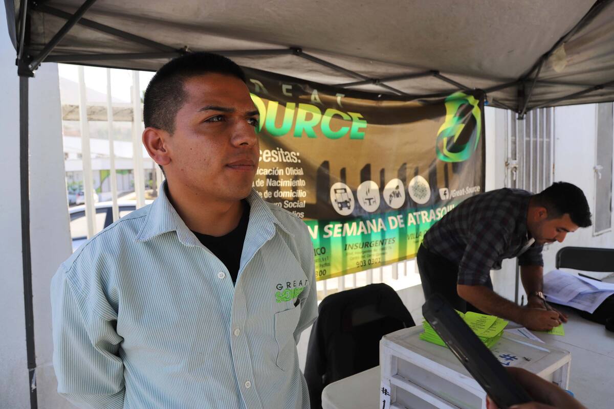 Fotos para ilustrar trabajo de Alejandra
Reclutadores ofertando empleo para las empresas y maquilas, ubicados en el bulevar Insurgentes.
