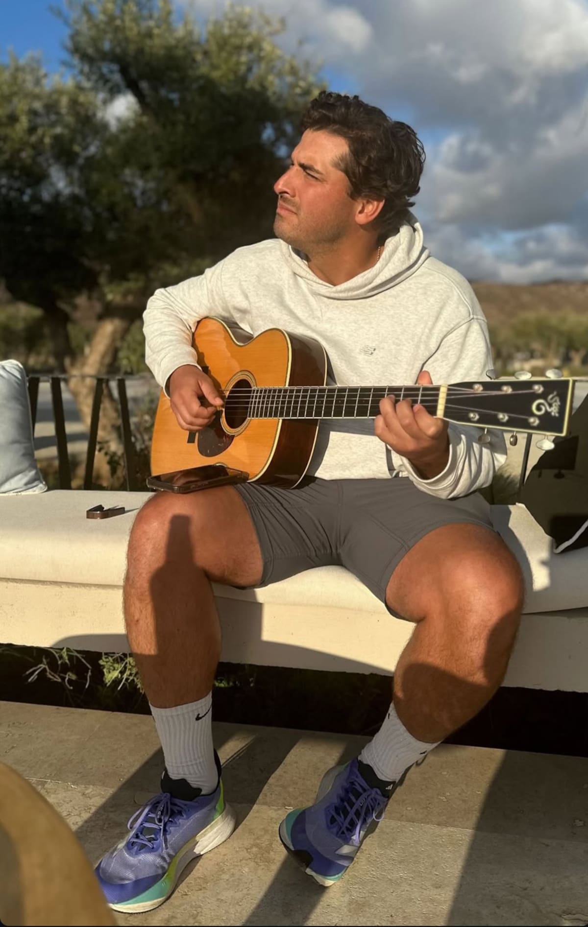 Julio Ramírez junto a su guitarra muy inspirado.