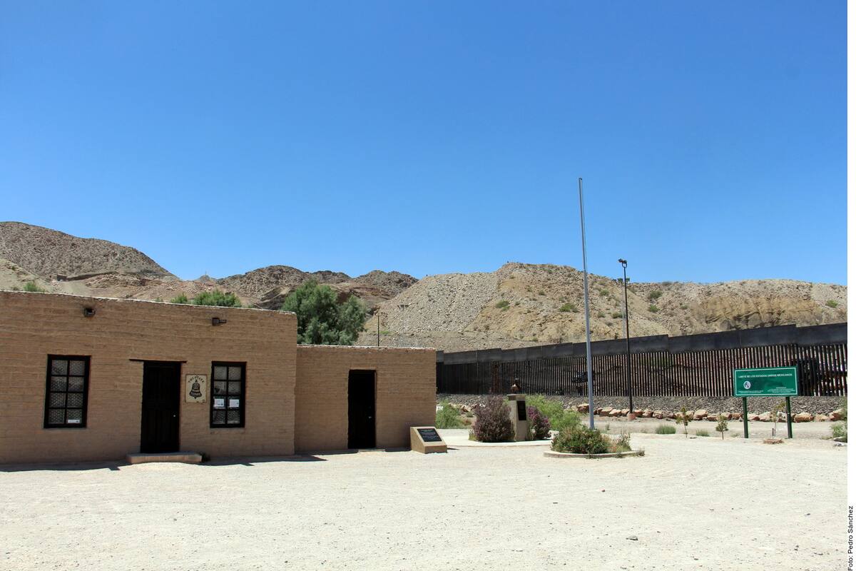 Estadounidenses construyen muro particular en frontera con México