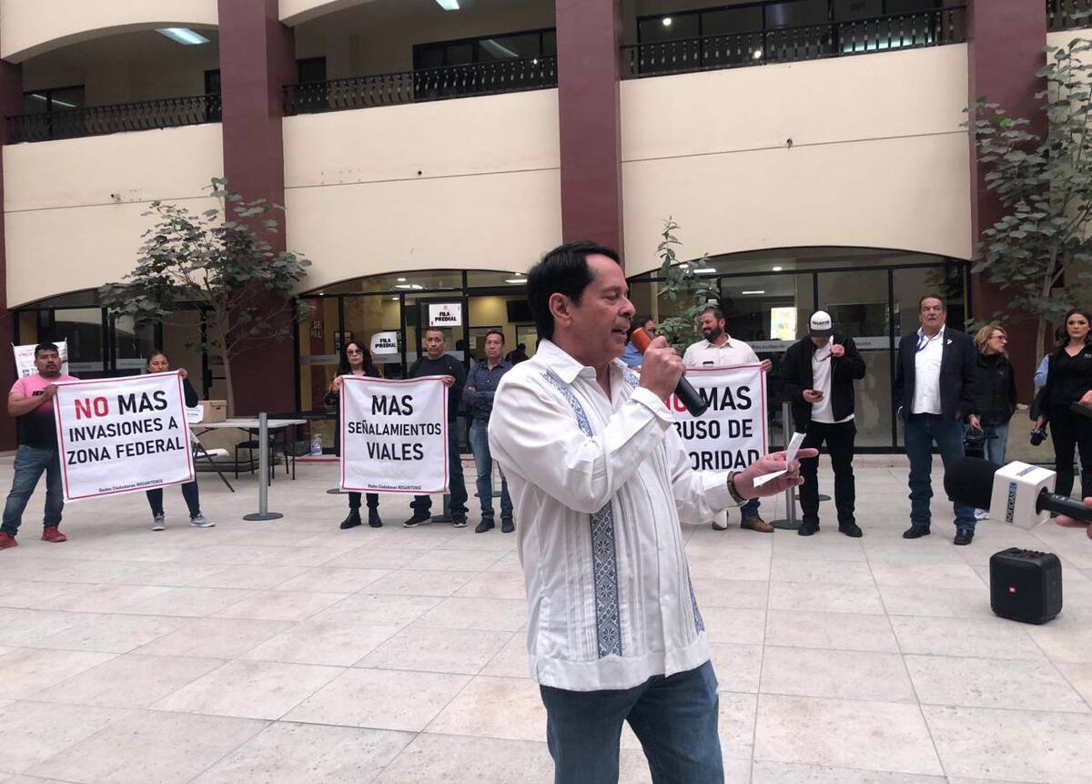Gustavo Torres Ramírez, presidente del CCE Rosarito, encabezó la manifestación.