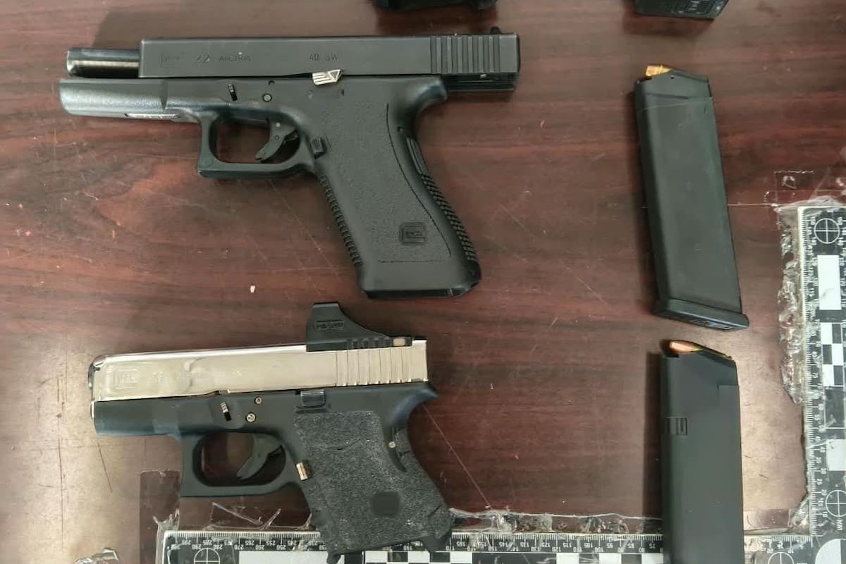 FESC detiene a cuatro jóvenes y asegura tres armas ocultas en un vehículo en Tijuana