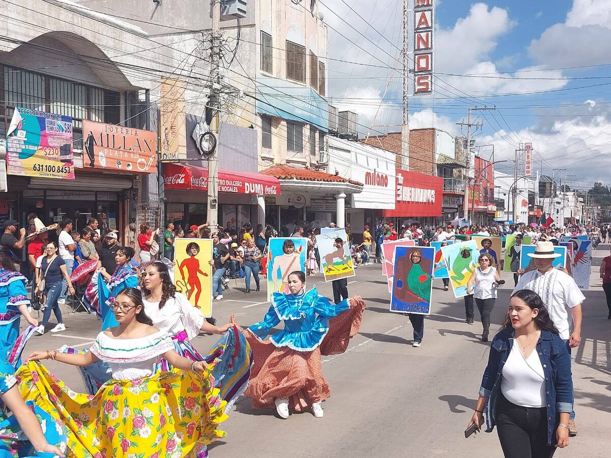 En las aceras y banquetas los asistentes, en familias enteras, lucen atuendos alusivos a la ocasión, sin faltar la tradivendimiade vendedores ambulantes.