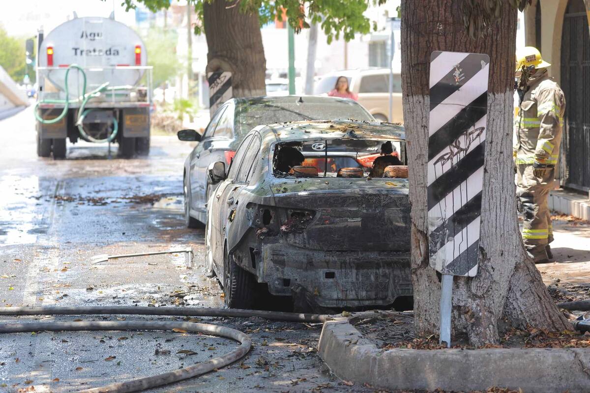 Un vehículo consumido totalmente y otro afectado parcialmente en incendio en Blvd Morelos | Foto: Julian Ortega