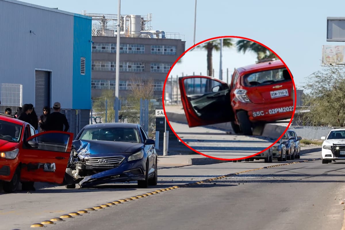 Aparatoso choque entre dos autos deja un vehículo sobre la banqueta en López Mateos y Lázaro Cárdenas