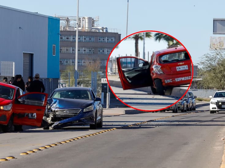 Aparatoso choque entre dos autos deja un vehículo sobre la banqueta en López Mateos y Lázaro Cárdenas