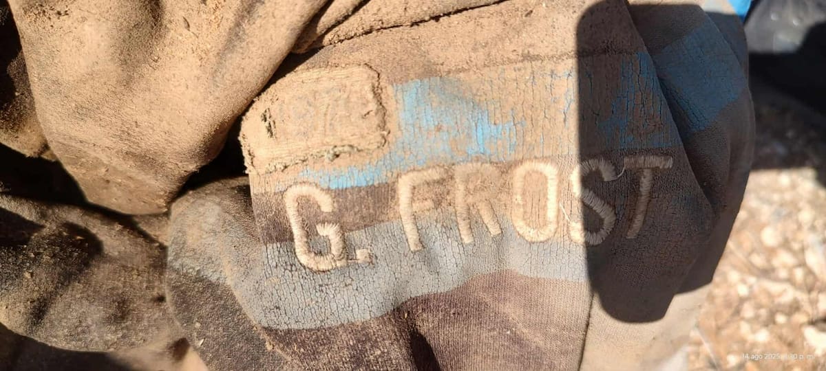 Los restos se hallaron cerca del kilómetro 24 de la carretera Sonoyta–Puerto Peñasco, junto con prendas de vestir y objetos personales.