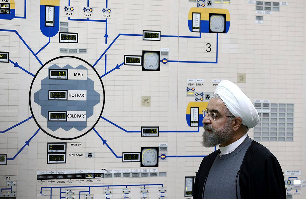 ARCHIVO - En esta imagen de archivo del 13 de enero de 2015, publicada por la oficina del presidente de Irán, el presidente, Hassan Ruhani, visita la central nuclear de Bushehr, justo a las afueras de  Bushehr, Irán. (AP Foto/Oficina de la Presidencia de Irán, Mohammad Berno, Archivo)