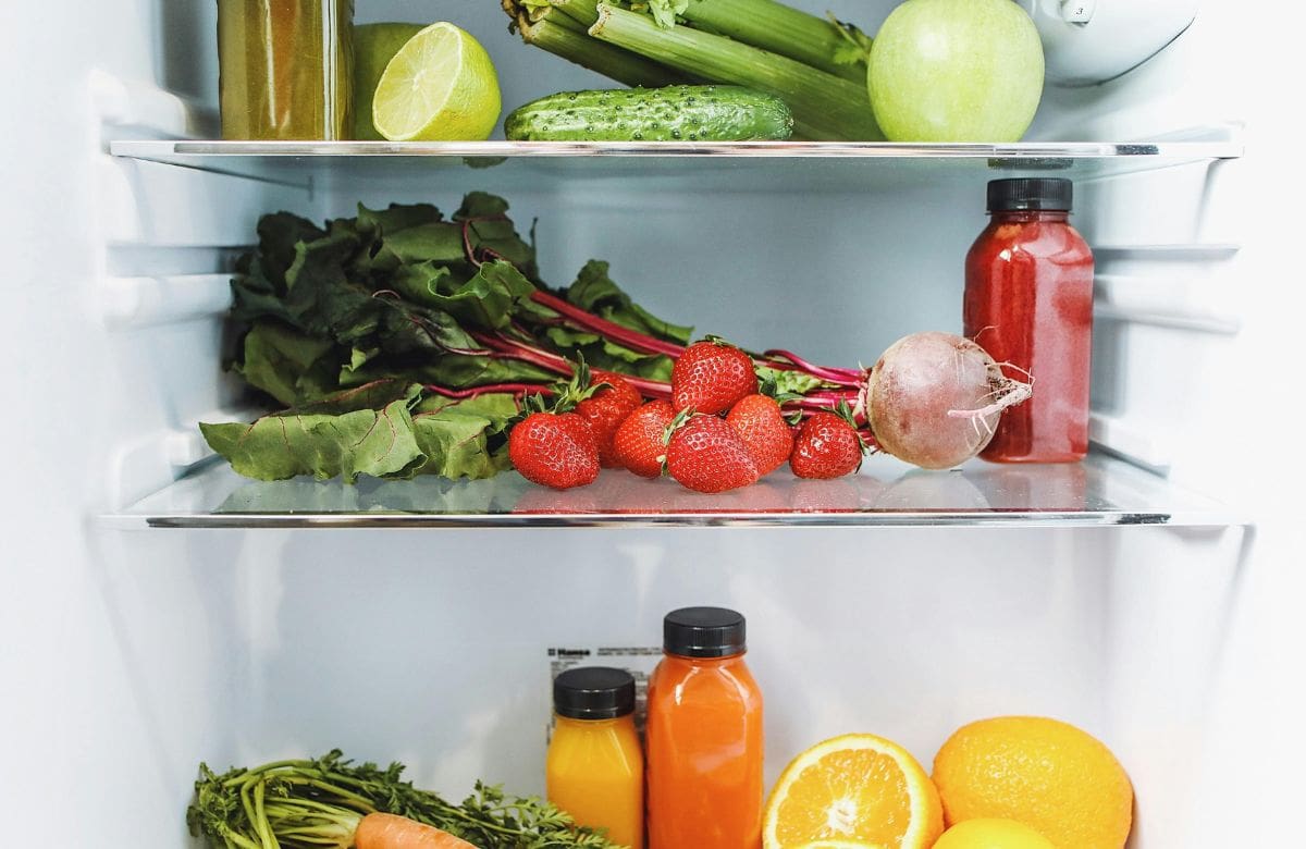 ¿Qué alimentos no pueden faltar en tu refrigerador después de los 50 años? Experta comparte algunos consejos para enfrentar los cambios del envejecimiento | Foto: Especial (canva)