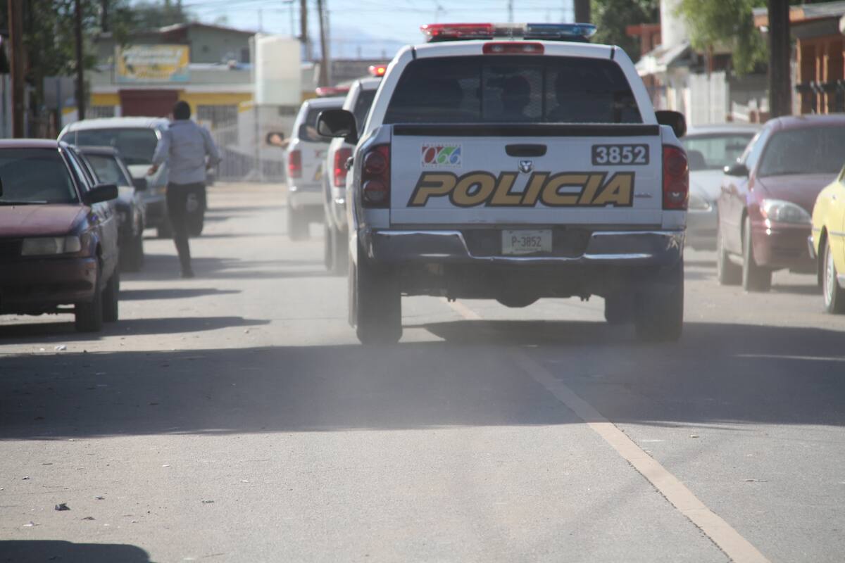 Se incendia caja de tráiler tras colisión con camión en la carretera a San Felipe