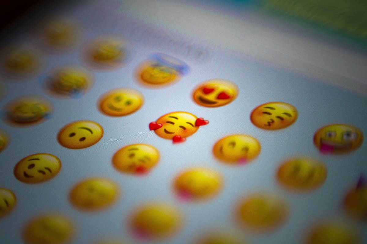 Cómo habilitar emojis en Mac y Windows