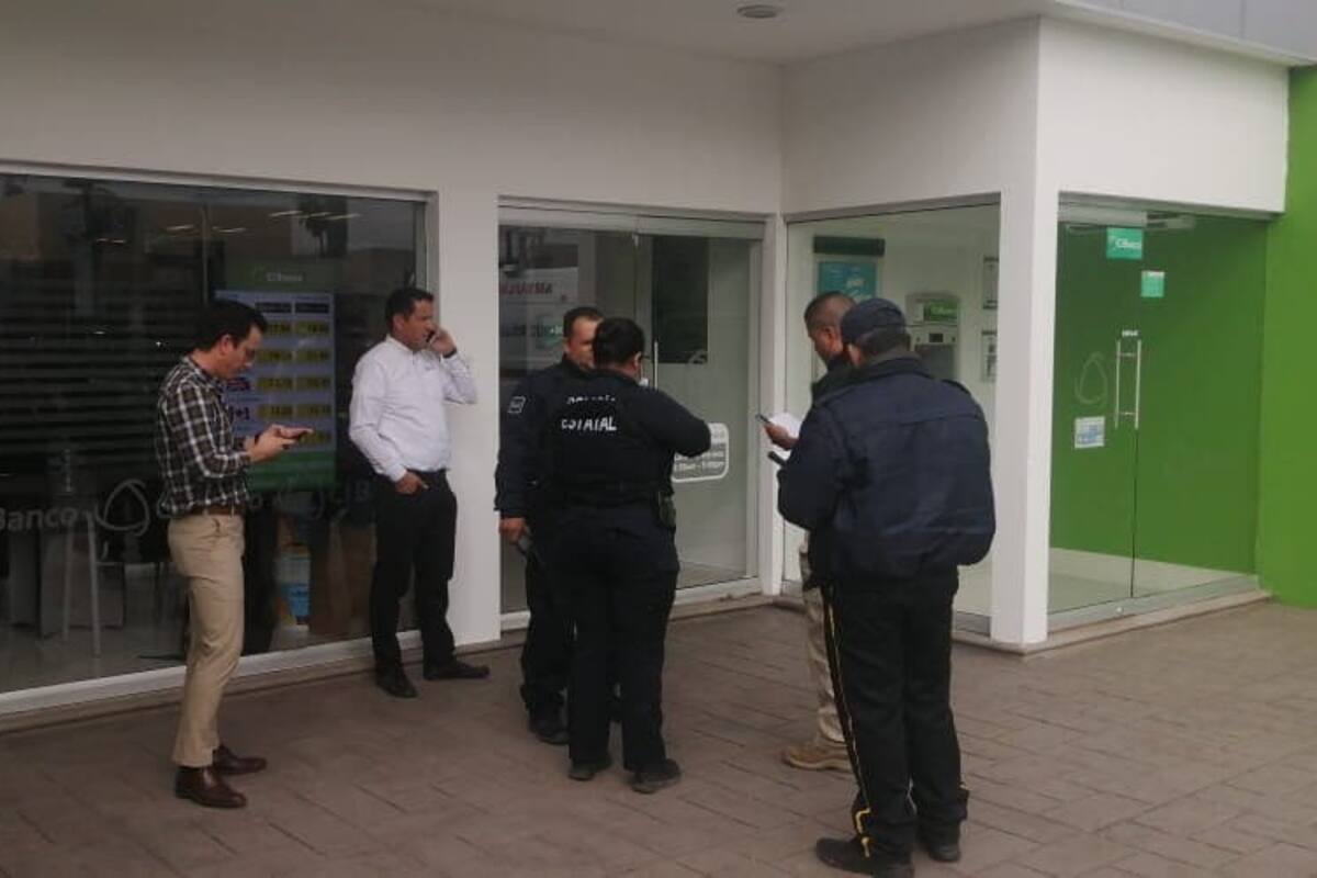 Personas armadas asaltan banco en Obregón