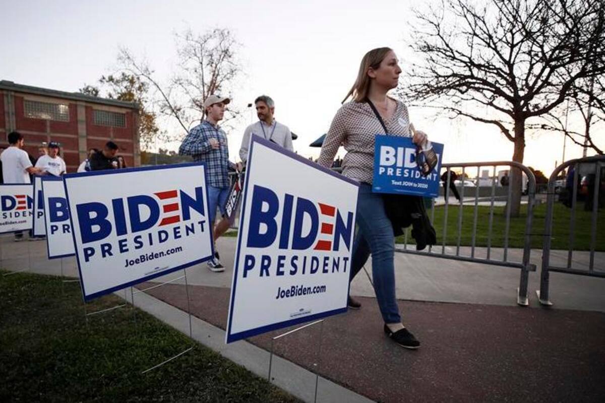 Roba excavadora para tumbar carteles de Joe Biden