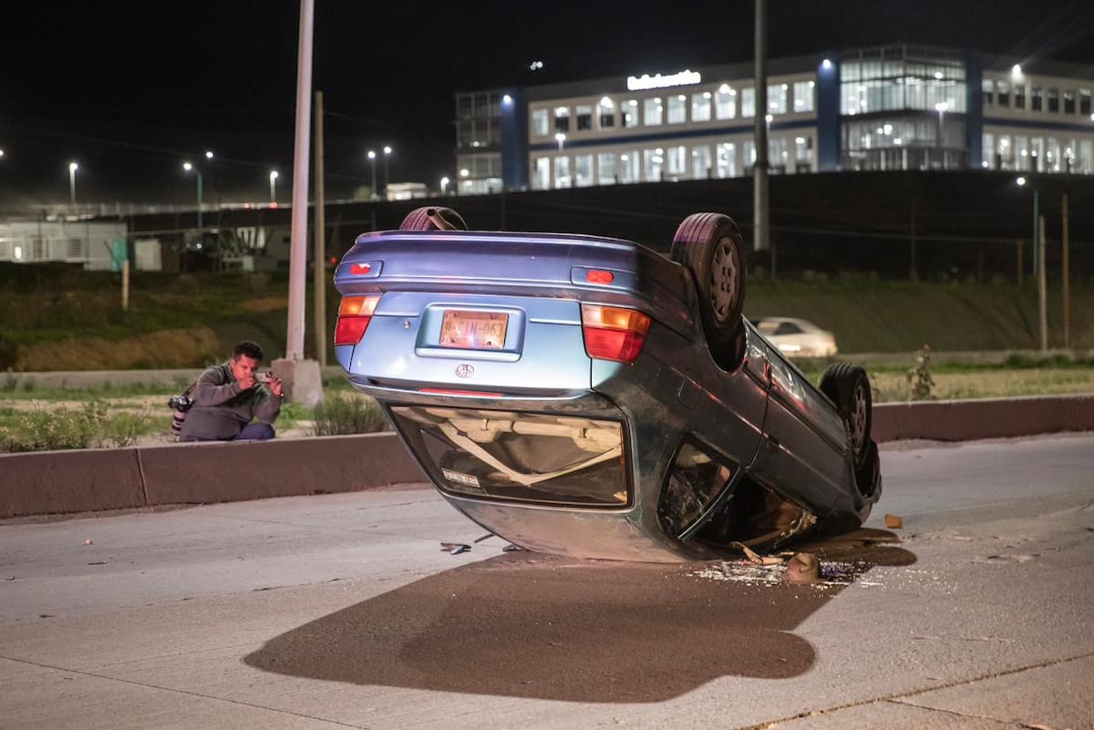 Un vehículo volcó la tarde de este sábado sobre el bulevar 2000, en dirección de El Refugio hacia Playas de Rosarito, sin que se reportaran personas lesionadas de manera preliminar. Foto: Border Zoom