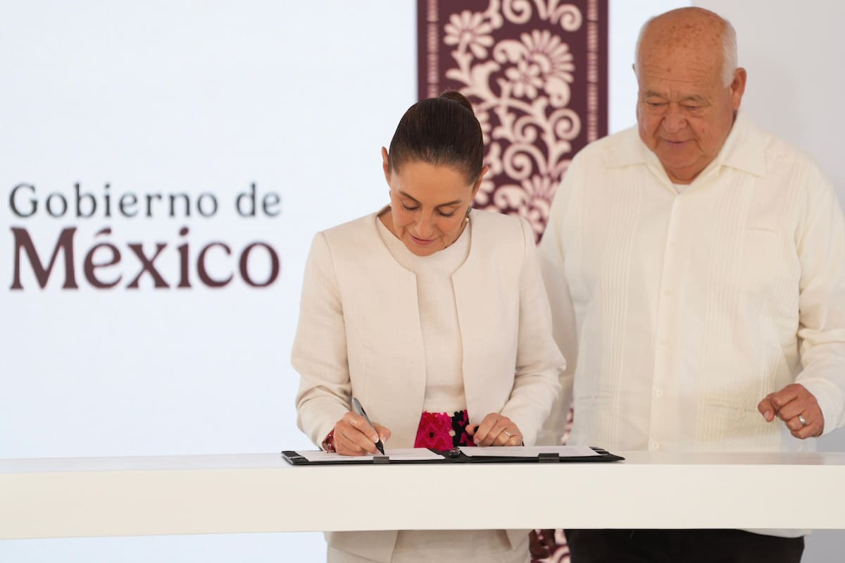 Claudia Sheinbaum y el gobernador de BC Sur, Víctor Manuel Castro Cosío. | Crédito: Presidencia