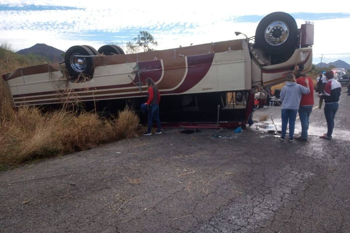 Accidente carretero en la sierra de Sonora deja al menos 20 lesionados
