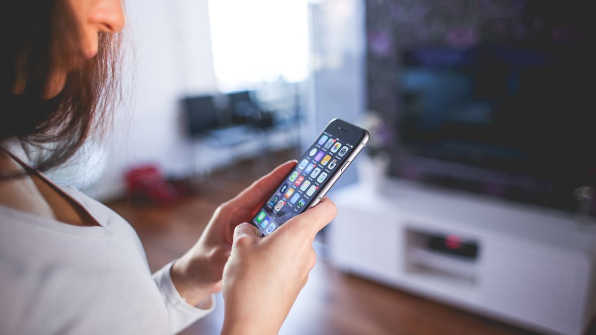 Algunas empresas del sector han cuestionado que Altán mejora sus estados financieros en parte debido a su uso de la banda de 700 MHz, que conlleva una menor carga tributaria, en comparación con lo que pagan compañías como Telcel o AT&T por otros espectros.