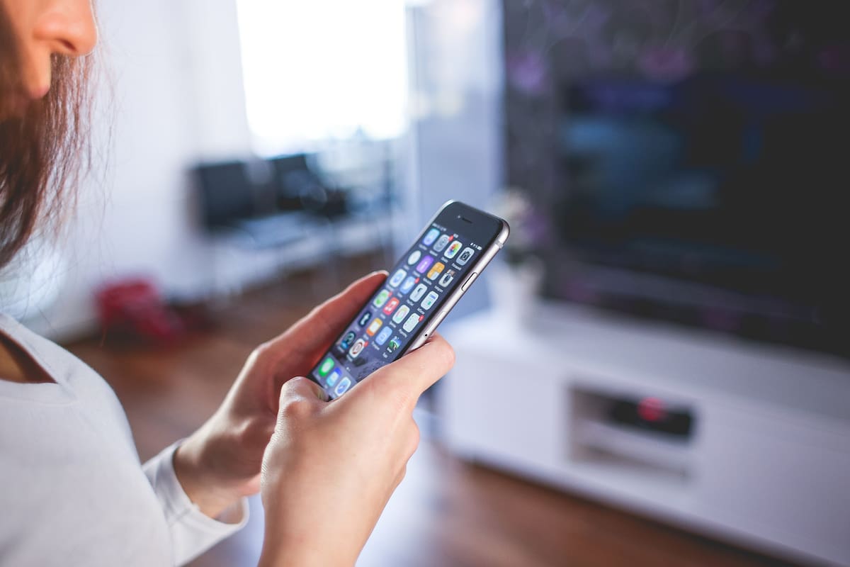 Adolescentes hiperconectados: entre la identidad digital y el distanciamiento de la realidad