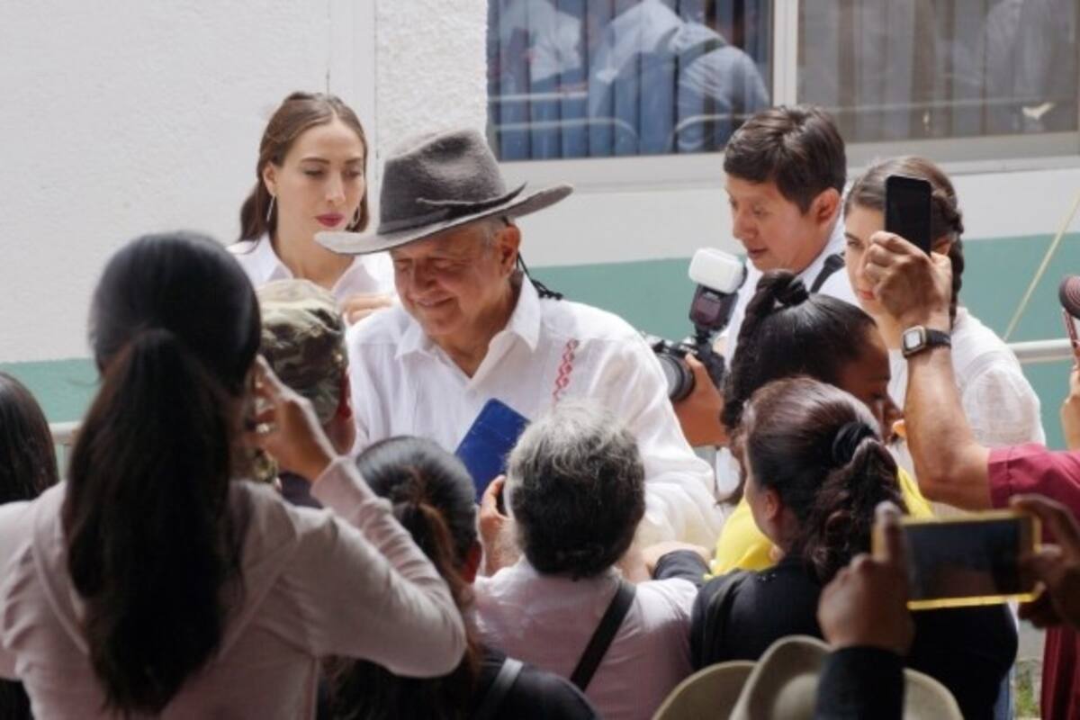 AMLO pide a servidores público resistirse a tentaciones de dinero y poder
