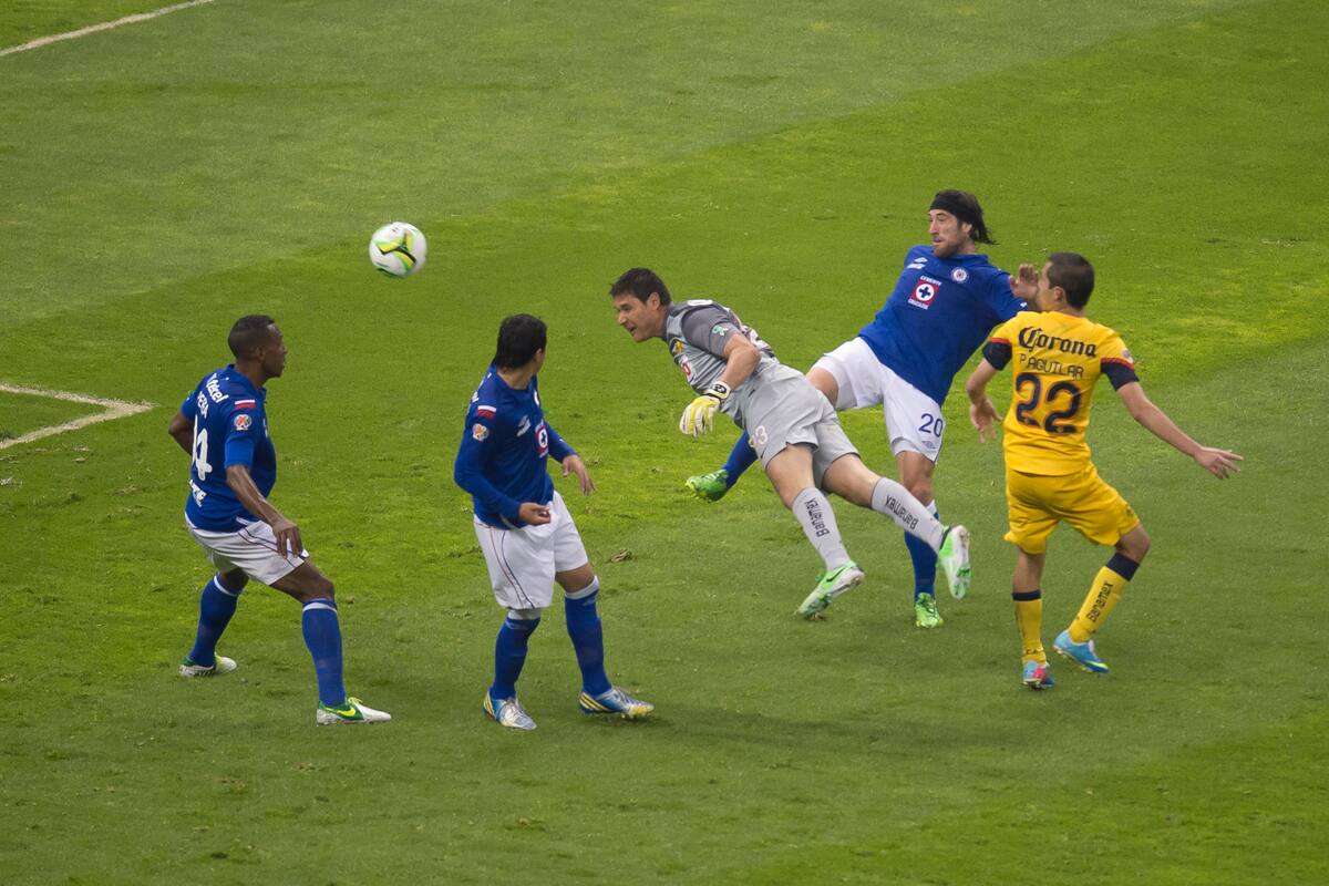 Foto de accion durante el juego America vs Cruz Azul Liga MX Final, Moises Muñoz/ 26-May-2013/ MEXSPORT/ Omar Martinez.