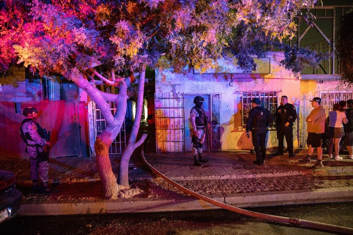Personal de Bomberos realizó labores de emergencia y revisión luego de que las llamas consumieran uno de los cuartos del inmueble. Foto: Cortesía / Border Zoom