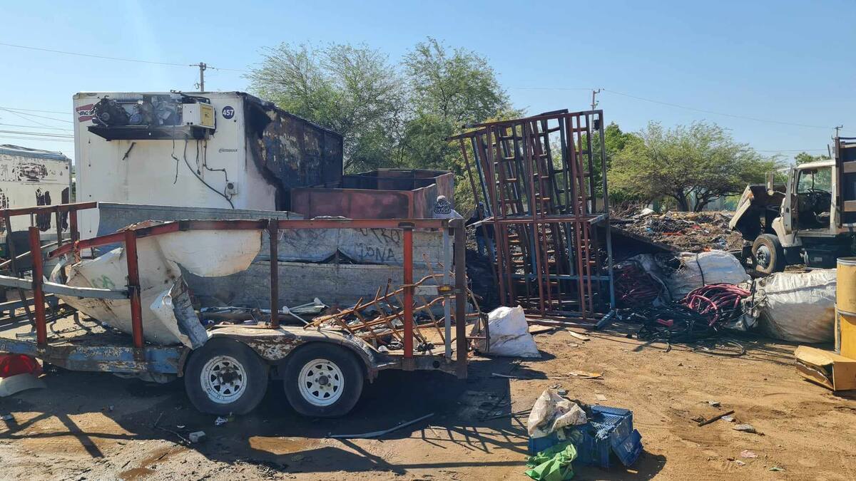 El fuego dañó el contenedor de basura de la recicladora, materiales de plástico, una caja seca y un tráiler tipo rabón / Foto: Julián Ortega