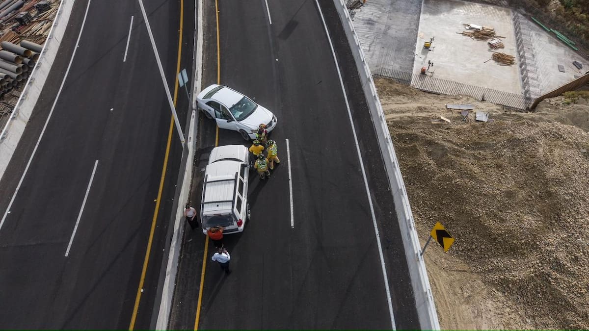 Un accidente entre dos vehículos en el viaducto elevado, a la altura del Cañón del Matadero, dejó una mujer trasladada a un hospital y afectaciones a la vialidad. Foto: Border Zoom