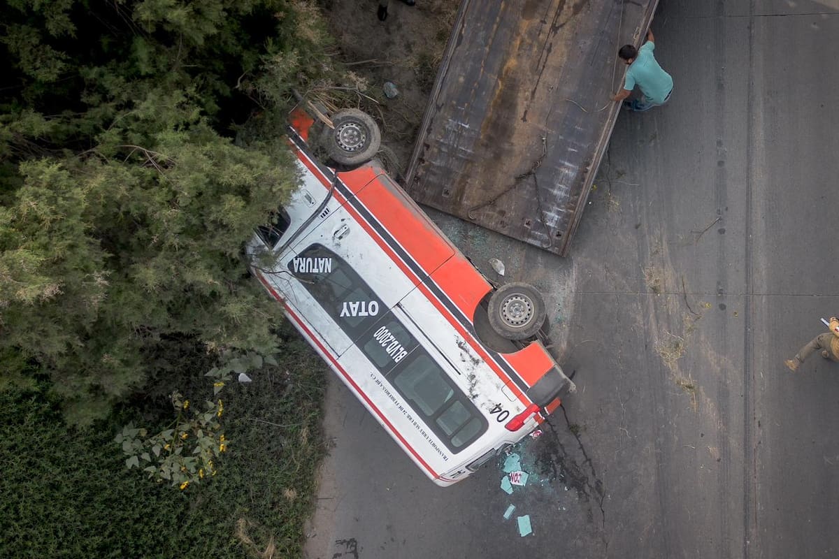 Vuelca taxi de ruta sobre el bulevar 2000