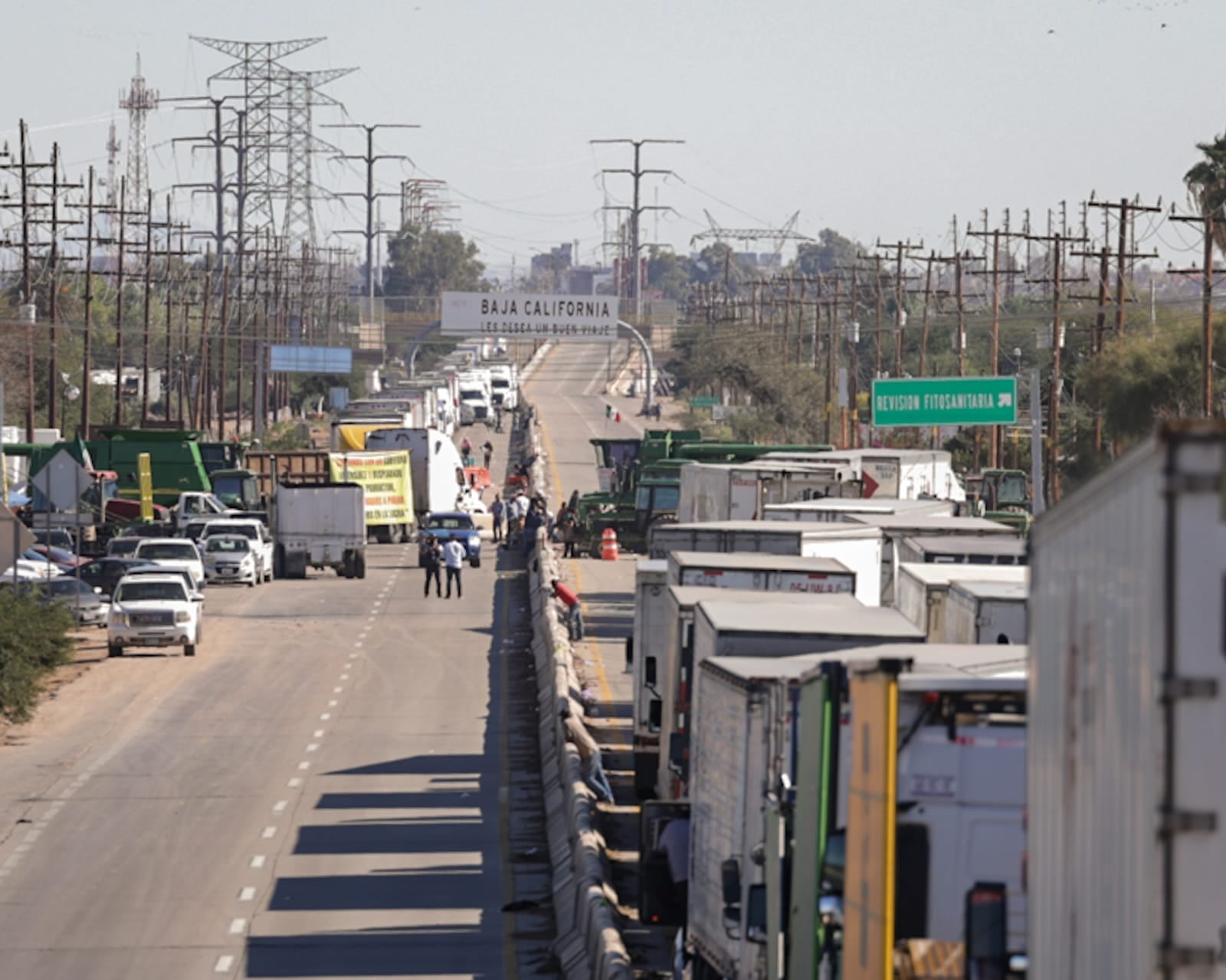 Durante más de 84 horas se mantuvo cerrada la carretera Mexicali-San Luis, a la altura de la colonia Miguel Alemán por parte de los agricultores como parte del paro nacional, quienes buscan mejores precios de garantía y la revisión y consulta de la nueva Ley Nacional de Aguas. (Foto: Javier Gallegos)