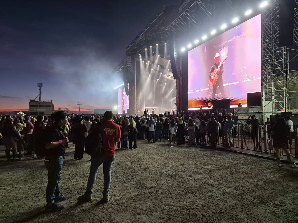 El recinto mantiene amplios espacios disponibles mientras sigue el ingreso de asistentes previo a la presentación. Foto: Michelle Castillo