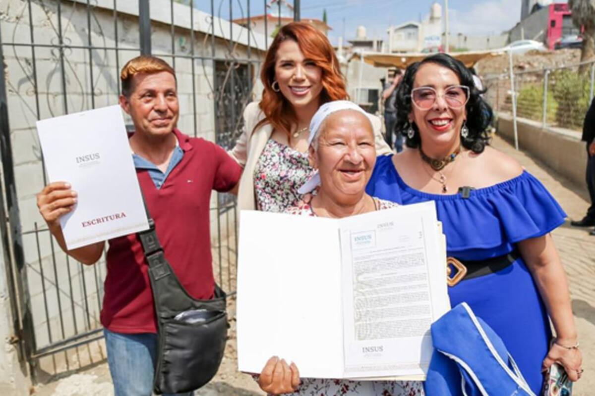Gobernadora entrega escrituras de sus hogares a familias de Tijuana, Tecate y Rosarito