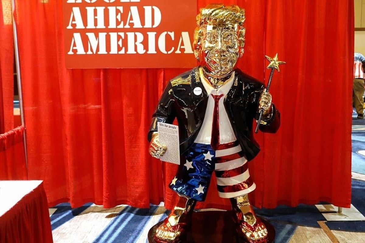 Trump con chanclas: Estatua dorada hecha en México causa furor en Florida