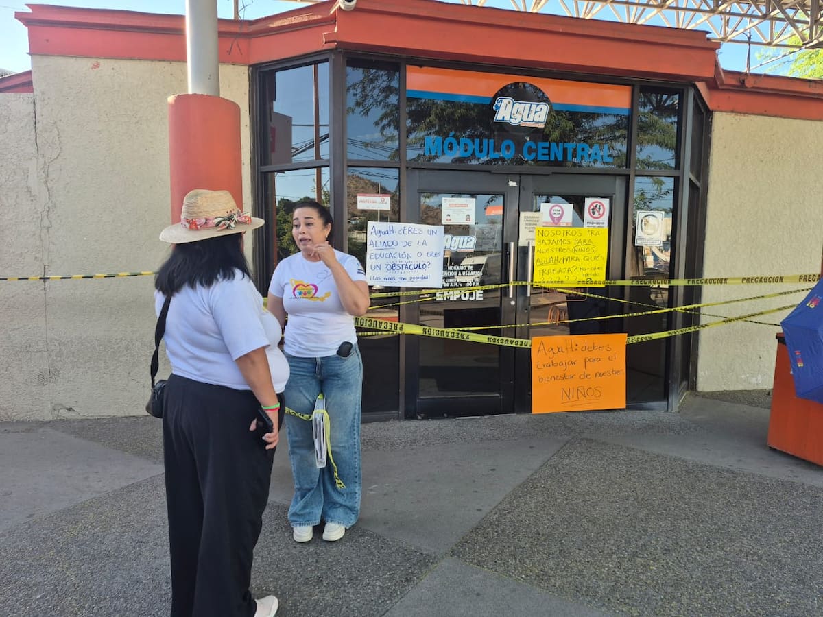 Maestras y directivas protestaron en Agua de Hermosillo al denunciar cobros excesivos que afectan la operación de sus centros. FOTO: LEONOR HERNÁNDEZ