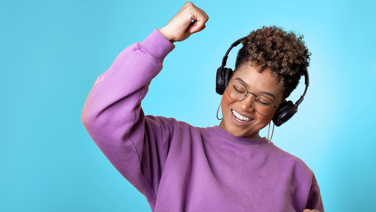 Escuchar música activa sustancias en el cerebro como la dopamina, las endorfinas y la oxitocina, lo que genera placer y bienestar emocional/Foto: Canva