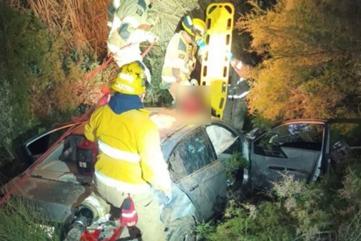 Cuatro jóvenes resultan lesionados tras caer su vehículo al interior de un dren